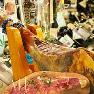 スペイン産の熟成生ハム原木からオーダーごとにスライスいたします。
原木ならではの深い旨味をお楽しみください。