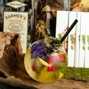 ラベンダーやエルダーフラワーと、ディルやローズマリーなどのハーブを使ったジントニック。ボタニカルの芳醇な香りが楽しめます。