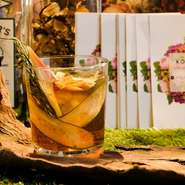 ゴボウや生姜、タンポポの根っこなどを使ったジンバック。土をイメージした素材をインフューズドした自家製ジンです。ゴボウの甘みと生姜の辛みがコラボするパンチのある味が人気の秘密です。