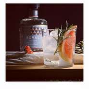 KOVALを使ったカクテル。
クリスピーなKOVを生かし、ジンジャービアのフレッシュな生姜感、バイマックルの山椒のような香りをグレープフルーツの甘みのある酸味がまとめてくれます。