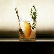 生りんご、シナモン、ココナッツなどを漬け込んだアップルジンと、コトコト煮たりんごのカクテル。
優しく甘くてシュワシュワ☆