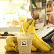 バナナ丸ごと１本をブレンダーにかける、100%フレッシュバナナジュースです。