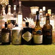 カクテルには、世界各国のスパイスやハーブを使っています。「幻のコショウ」と呼ばれるパラダイスペッパーなど珍しい物から、山椒や昆布など日本独特のものまで幅広い素材がこだわりです。