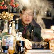 最先端のミクソロジーテクニックや独特な素材の組み合わせの妙など、お酒やカクテルの新しい可能性を気軽に楽しめるように工夫しています。