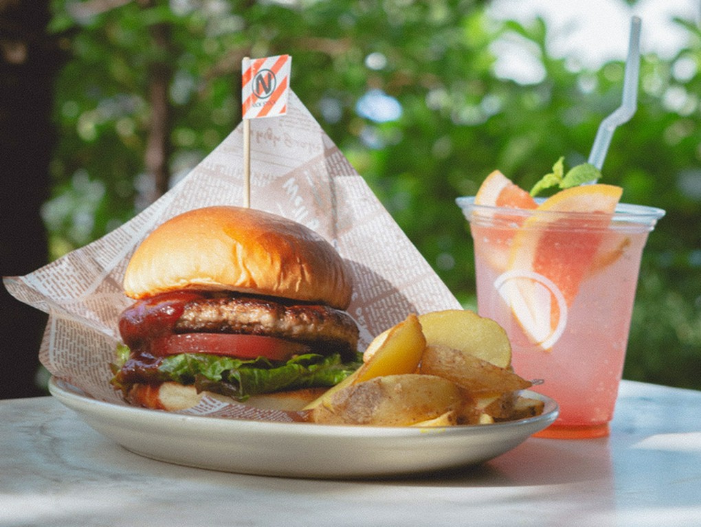 肉汁溢れる熟成牛グルメバーガー