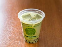 【タピオカベリーズ】の手作りの甘いミルクティーとこだわりの京抹茶を割って仕上げたオリジナルメニューです。ミルクティーのコクと京抹茶の香りが程よくミックスされ、最後までまろやかにすっきり飲めます。