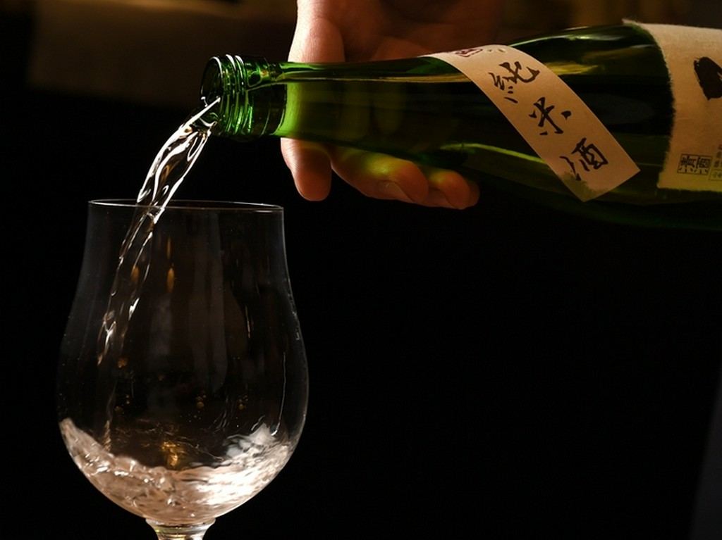ワイングラスで日本酒を提供