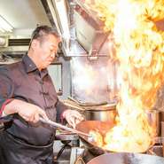 横浜中華街などでも有名な名店のほか、本場中国などで培った料理の腕を活かし、日本ではなかなか味わえない本格的な中華料理を提供します。お客様に満足していただけるようスタッフ一同努力しております。