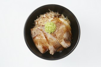 見た目からも食欲をそそる『豚わさび丼』
