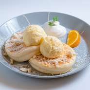 PANCAKE ROOMの人気ナンバー１メニューです。ふわとろ食感のパンケーキに、芳醇なコクのバニラアイスと控えめな甘さのカナダ産はちみつが、抜群のハーモニーを奏でる絶品の一皿。