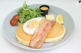 ランチにもピッタリ！「ベーコンエッグパケーキ」