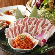 ［包み野菜・特製タレ・ネギサラダ・つけ味噌付き］※２名様より承ります。東京郊外の農家『下田屋』から直送の高級銘柄豚『東京さわやかポーク』を秘伝のワインダレで12時間以上漬け込みさらに最高級備長炭で燻製。