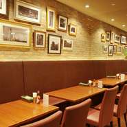 ベンチタイプのソファー席が用意されているので荷物も置きやすく、買い物帰りにゆったりと座れるのが嬉しいところ。ボックスシートもあり、周りを気にせずくつろげます。