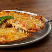 トマトソースにチーズとバジル、にんにくチップがトッピングされているオーソドックスなピッツァ。モッツアレラとゴーダのミックスチーズが、バリバリ感のある薄焼き生地の上でとろけます。