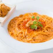 ボリュームたっぷりの下駄付き生ウニが別添えで付いてくる贅沢メニュー。パスタの上にはイクラがたっぷりトッピングされており、まさにプレミアムなパスタです。