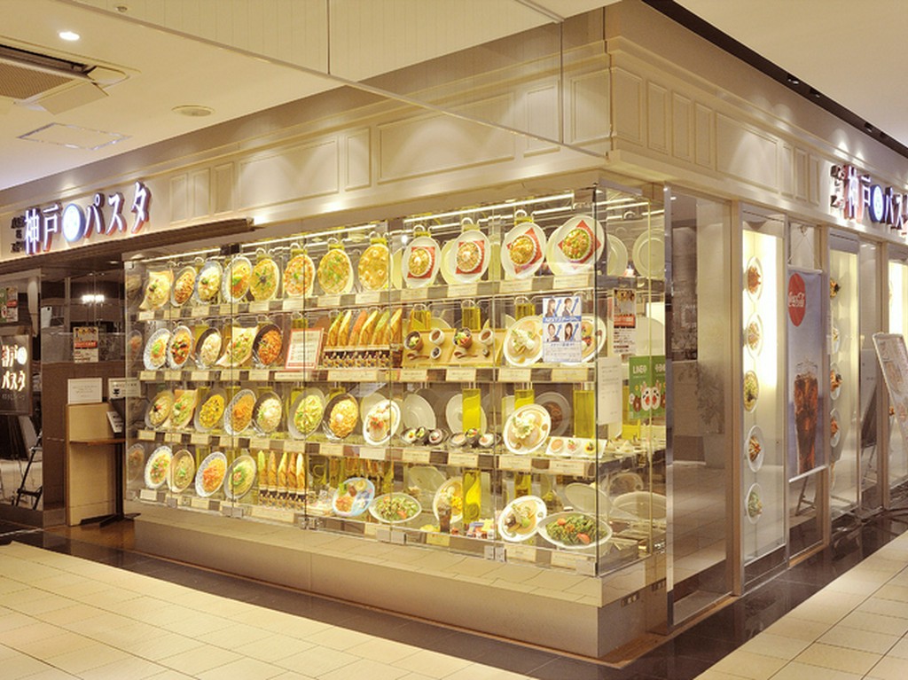 美味しそうなパスタがずらりと並ぶショーケース