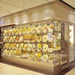 美味しそうなパスタがずらりと並ぶショーケース