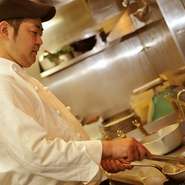 美味しい料理を最高の状態でご提供できるように、熱いものは熱いうちに食べてもらえるよう、温めたお皿に盛り付けます。基本中の基本ですが、大事にしているうちの一点です。