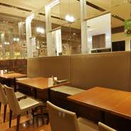 店内はシンプルなつくりで、落ち着いた雰囲気。パスタのバリエーションが豊富で、サラダやピッツァ、デザートなどお好みで組み合わせることができます。セットメニューも用意していますので、是非どうぞ。