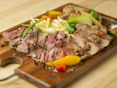 がっつりお肉を食べたい方に『豪快!!鶏、豚、牛3種肉料理盛合わせ』