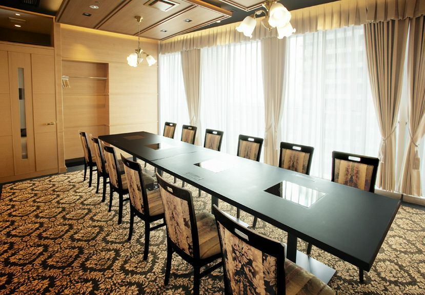 14階からの景色が望める完全個室。洋室は少人数の宴会にも