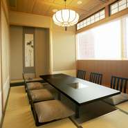 もう一部屋の個室「桂月の間」は、山口県出身の日本画家・松林桂月の書が飾られた、気品漂う和の空間。掘りごたつ式になっているため、くつろいだ雰囲気の中、大切なゲストと和やかな歓談のひとときが過ごせます。