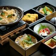季節ごとに内容が変わる旬の味覚弁当。5月～8月は夏の味覚として欠かせない「ﾊﾓ」がお目見えします。生命力に溢れた見た目とは裏腹に、淡泊で上品な味わいが魅力。特に産卵期を迎える時季は格別な美味しさです。

