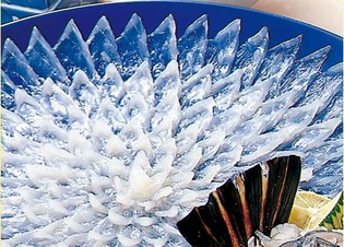 大皿ならではの醍醐味を味わってもらうための、捌きと盛りの技