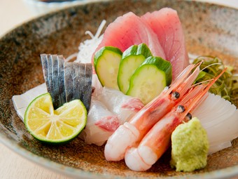 毎朝仕入れる新鮮な魚を味わう『造り盛り合せ』