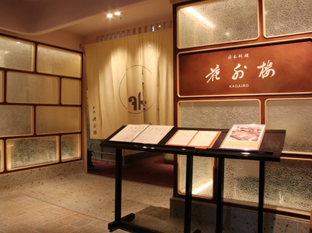 明るく柔らかな雰囲気の中に、伝統とモダンが融合した空間