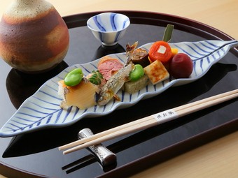 旬の美味しさを目でも舌でも味わうことのできる会席です。