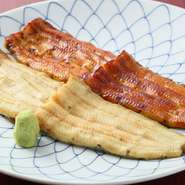 『蒲焼』と『白焼』、二種類の焼き鰻を楽しめる贅沢な一品。お箸でも切れるぐらいの柔らかさです。あっさりしている『白焼』は、まったく臭みがありません。