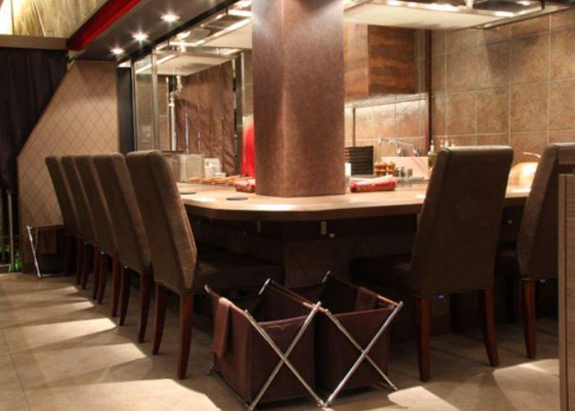 落ち着いた雰囲気で料理とワインを楽しめる、プレミアム空間