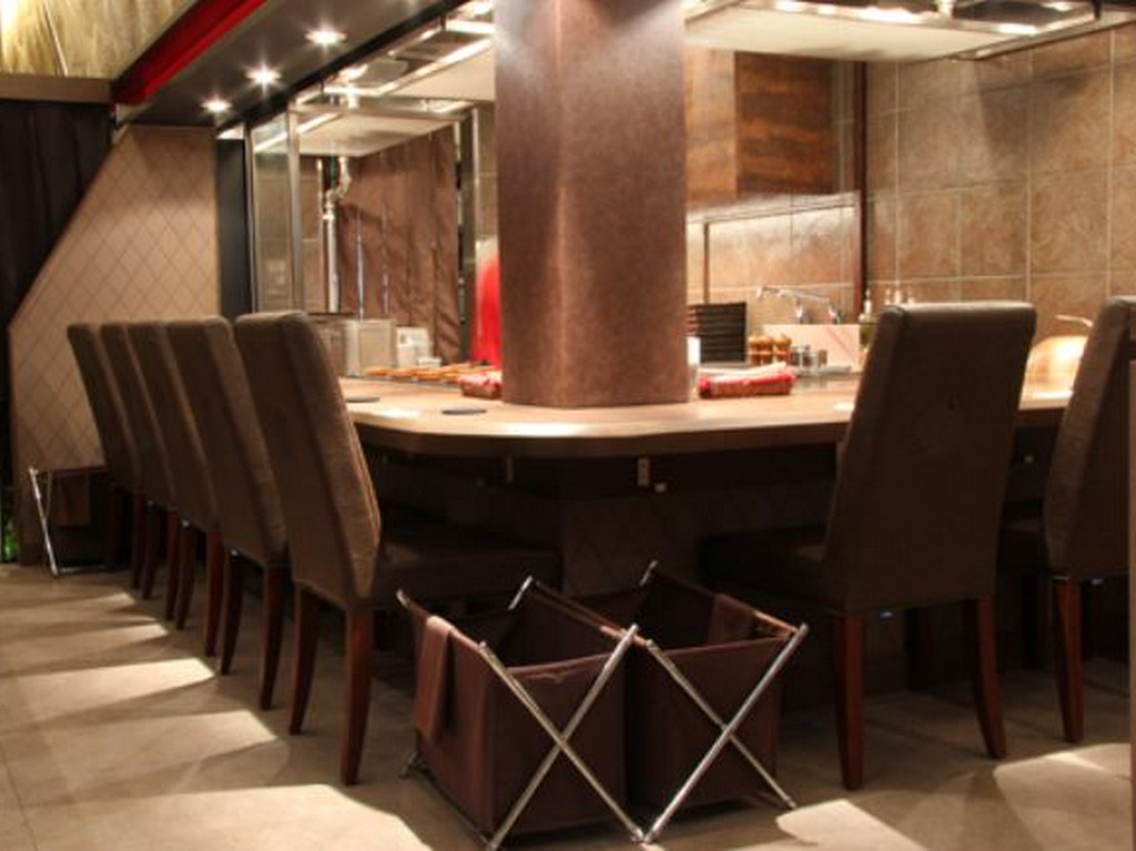 落ち着いた雰囲気で料理とワインを楽しめる、プレミアム空間