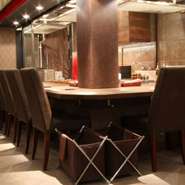 店内はシックで落ち着いた雰囲気。誕生日やちょっとした記念日など、いつもより少し贅沢な気分を味わいたい時のデートにお誂え向きです。コース料理も充実。想い出に残る素敵なひとときになることでしょう。