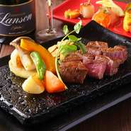 A4、A5ランクにこだわった鹿児島県産薩摩の黒毛和牛です。その希少部位であるフィレのステーキ。脂身が少なく、あっさりと柔らかいのが特徴です。