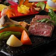 フィレステーキ同様、A4、A5ランクにこだわった鹿児島県産薩摩の黒毛和牛が使われています。きめ細かな霜降りと程良い脂身がジューシーで、甘味のあるお肉です。