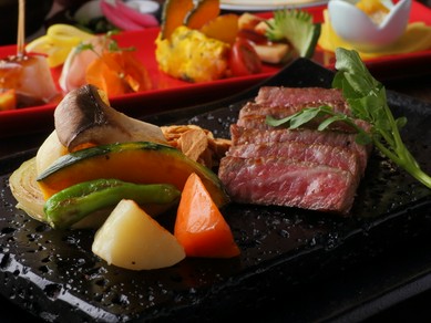 ジューシーで甘みのある『黒毛和牛ステーキ（焼き野菜付き）　サーロインステーキ100g』