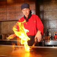 鉄板焼きですので、カウンター席のお客様と料理人ならではの調理や食材の話をすることで楽しんでいただけるように心掛けております。気軽にお声掛けください。