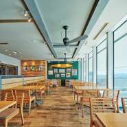 広い店内には、こだわりの家具やインテリアを使用し、まるでハワイにいるかのようなゆったりとした時間が流れます。心地よいハ