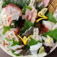 毎朝、産地から直送で仕入れる魚が自慢！その日のオススメを7種類も盛った『産地直送盛り合わせ』は、一口食べれば新鮮さに納得の人気メニューです。地元でとれた野菜も充実。食材の鮮度にこだわったお店です。