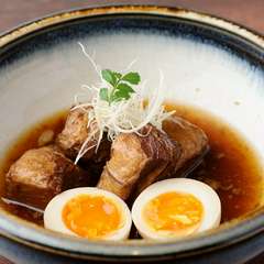 口の中でほぐれる『豚の角煮（煮玉子付）なかの風』