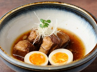 口の中でほぐれる『豚の角煮（煮玉子付）なかの風』