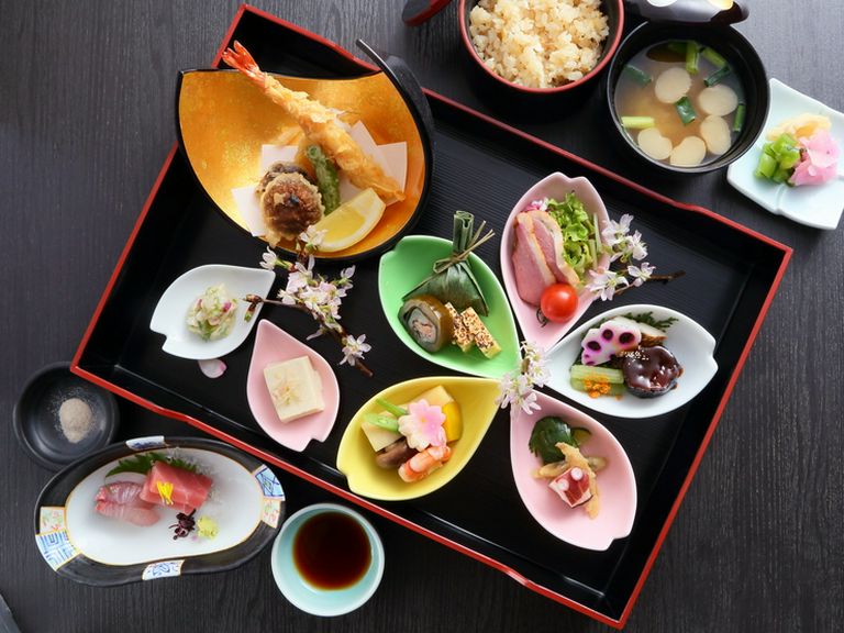 伝統が息づく確かな味。季節感溢れる料理で心弾むひとときを