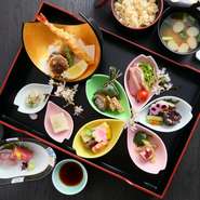 本店は、昭和20年代から続く天満橋の料亭【大乃や】。その伝統の味を四季折々の食材で紡ぐ、見た目にも美しい珠玉の料理が「あべのハルカス」にて味わえます（写真は桜が舞う春をイメージした会席御膳）。　　