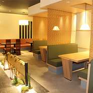 お店に一歩入ると凛とした空気感が漂う、落ち着いた和の空間が広がっています。テーブルはゆったりと配置され、通路には趣のある坪庭風の設えも。都会の喧騒から離れてゆっくり過ごしたい時に誂え向きの一軒です。　