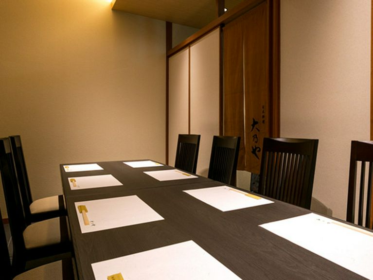 接待から宴会、デートにも。4〜12名まで利用できる半個室空間