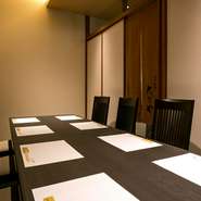 【大乃や】では、4名向けの半個室を3部屋用意しています。大切な人をもてなしたい時やプライベートな時間を過ごしたい時に最適な空間。3部屋つなげれば12名入れるため、小グループでの宴会などにも利用してみては。