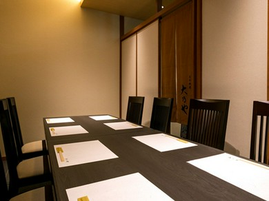 接待から宴会、デートにも。4〜12名まで利用できる半個室空間　
