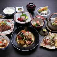 季節の先付け　土瓶蒸し　お造り盛合せ　焚き合せ　
天麩羅盛合せ　黒毛和牛サーロイン
ちりめん山椒ご飯　香の物　味噌汁　デザート